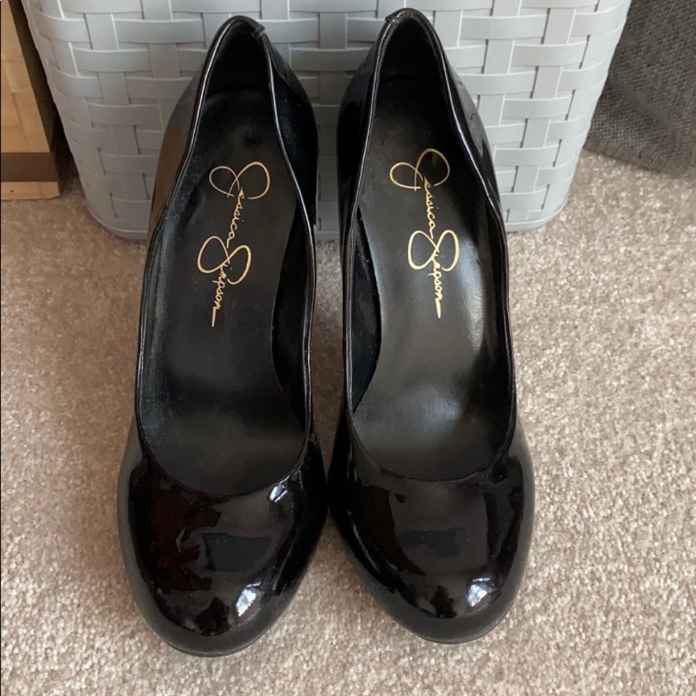 Black pumps